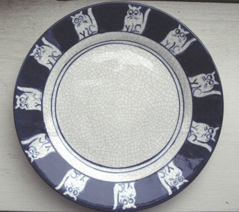 This time, the band of blue and white figures around the edge of the plate are cats. 