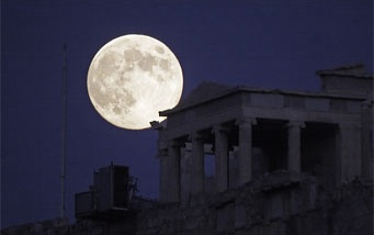 A blue moon rises over the Acropolis in Athen, Greece. (Photo: Anthony Ayiomamitis via Sky and Telescope)